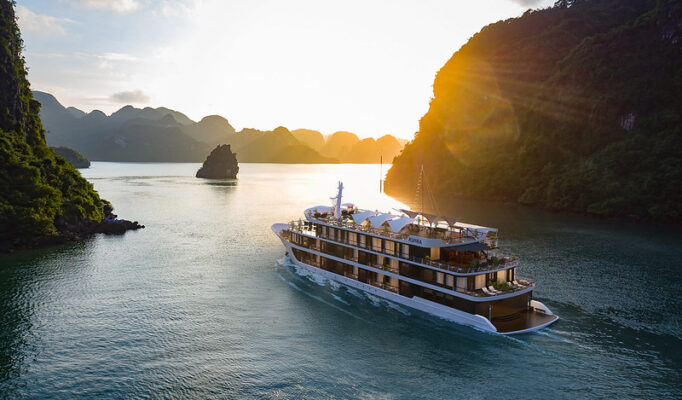 thuyền tham quan vịnh lan hạ
